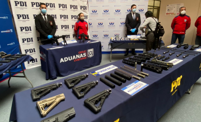 Hallan armas de guerra en cargamento que llegó al Aeropuerto de Antofagasta: provenían de EEUU