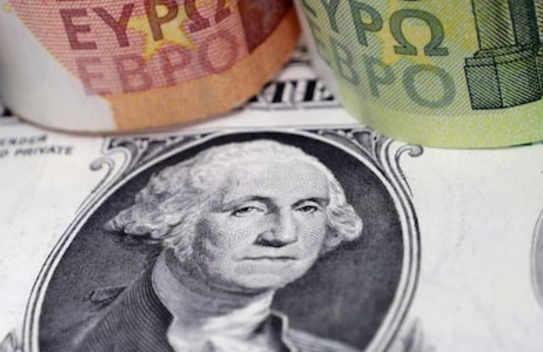 El euro se hunde a mínimos de 20 años y pierde la paridad con el dólar