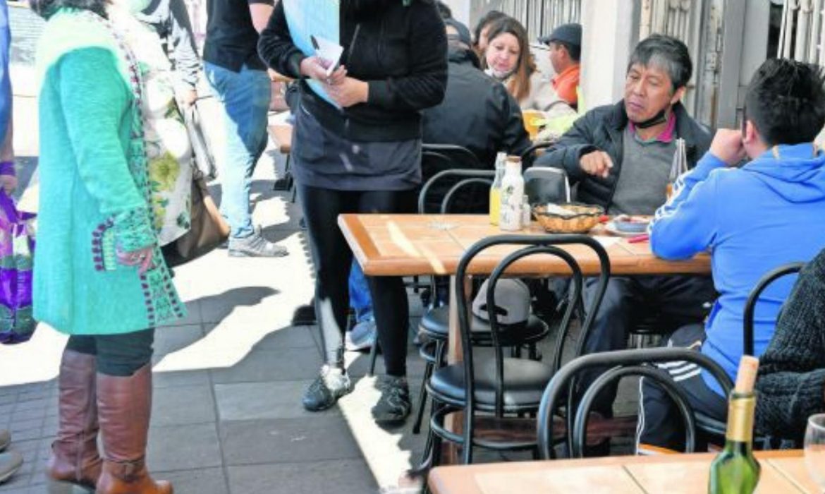 Temuco: Restaurantes desobedecerán a la autoridad y no pedirán más pase 