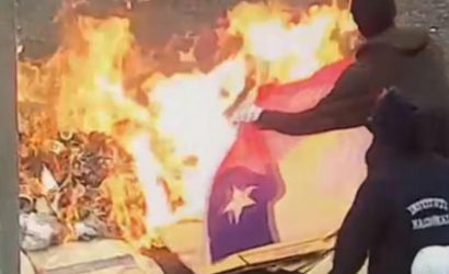 Encapuchados queman bandera chilena frente al Instituto Nacional￼