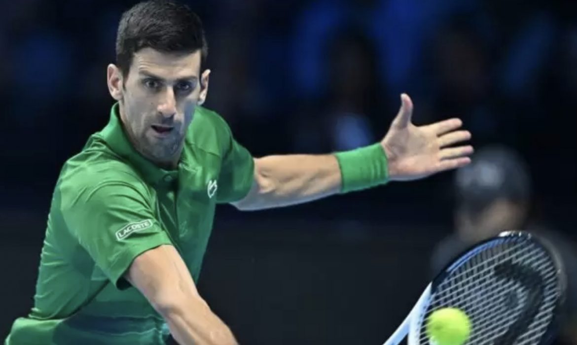 Novak Djokovic extrema recursos para derrotar a Medvedev y extiende su invicto en el ATP Finals 