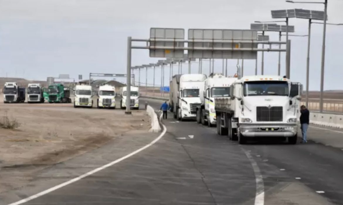 Camioneros del norte anuncian paro indefinido desde el lunes por seguridad y alza de combustibles 