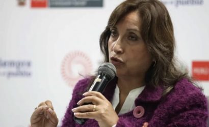 Quién es Dina Boluarte: la primera mujer presidenta de Perú que llega al poder tras crisis política 