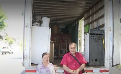 Pareja de adultos mayores vive en un camión en Santiago por falta de dinero: no podían pagar arriendo 