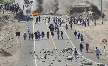 Protestas contra el gobierno en Perú no cesan: reportan bloqueos carreteros en 10 regiones del país￼