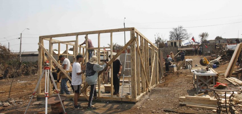 Familias que quedaron sin hogar empiezan su propia reconstrucción