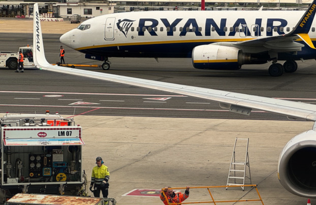 Multa histórica a cuatro aerolíneas en España: no es legal cobrar por el equipaje de mano