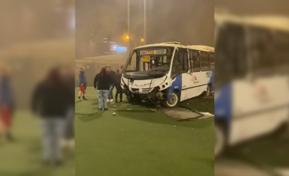 Taxibús arrasó con todo y terminó dentro de una cancha tras accidente en Antofagasta