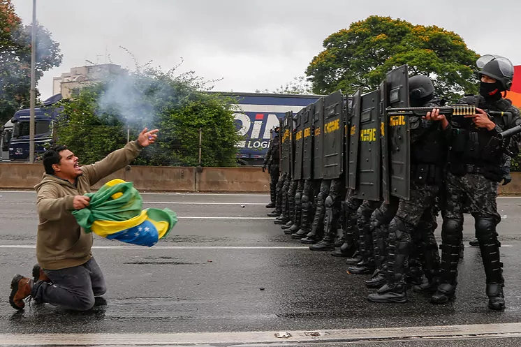 Bolsonaro pide que se desbloqueen las carreteras pero apoya las protestas en los cuarteles contra Lula