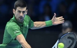 Novak Djokovic extrema recursos para derrotar a Medvedev y extiende su invicto en el ATP Finals 