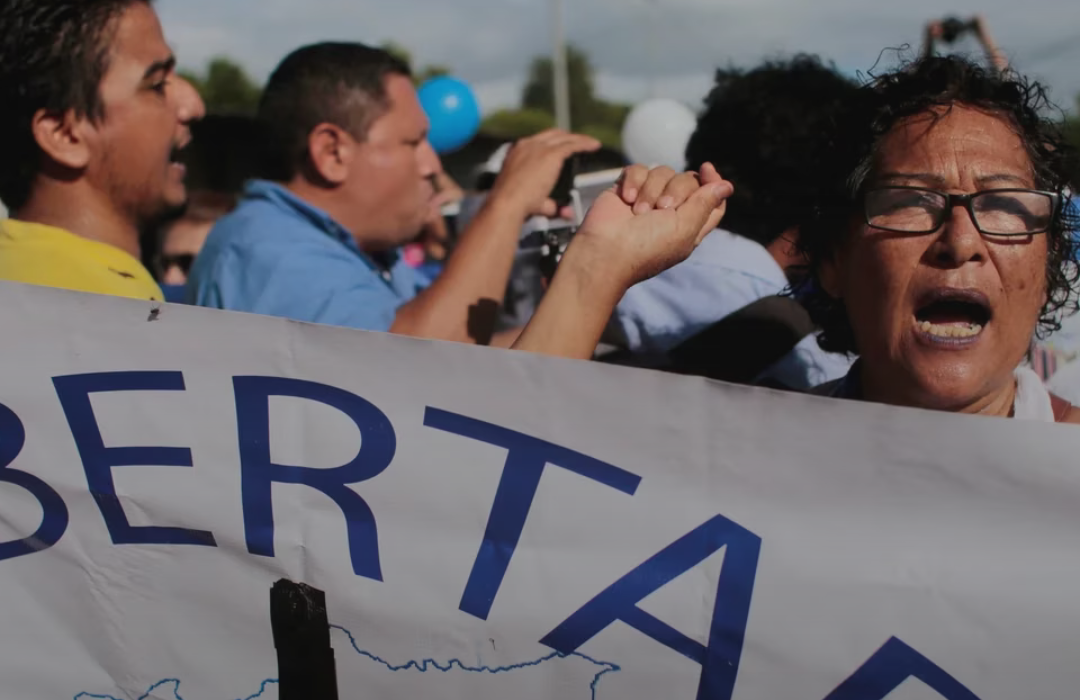 Docentes nicaragüenses denunciaron persecución, despidos y adoctrinamiento del régimen de Daniel Ortega