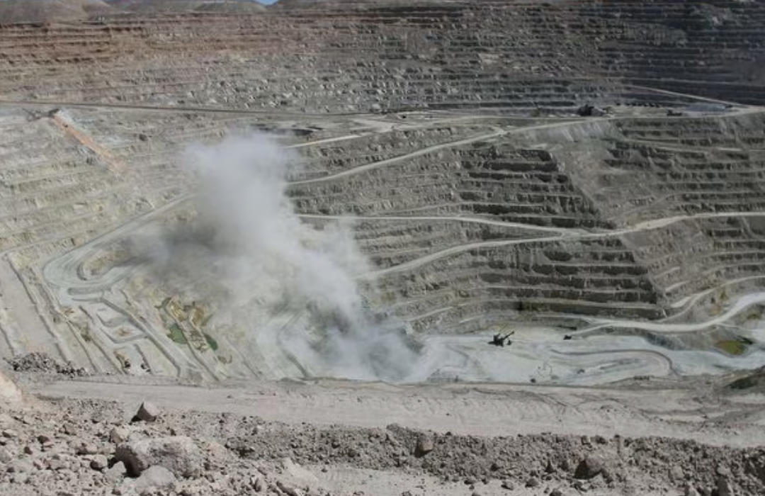 Minera Escondida arriesga disrupciones productivas tras contundente votación de supervisores para ir a la huelga