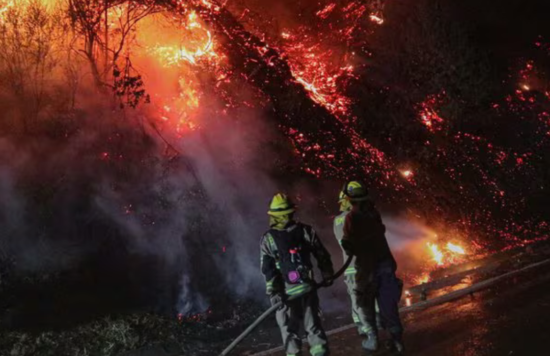 Decretan alerta roja en Paihuano por incendio forestal cercano a sectores poblados