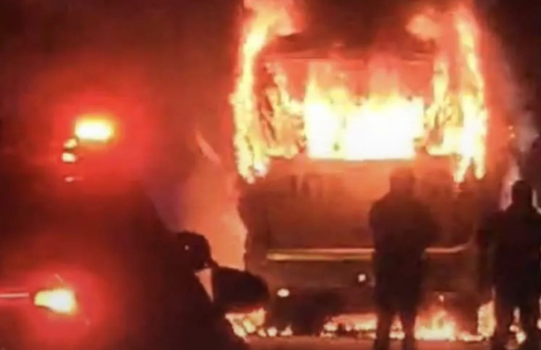 Bus que llevaba 45 trabajadores de Codelco resultó incendiado en Machalí
